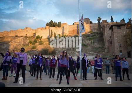 Malaga, Spanien. 04. März 2022. Frauen werden als Teilnehmer eines feministischen Flashmob in der Alcazabilla Street gesehen, als Teil der Aktivitäten zur Feier des Internationalen Frauentags am 8.. März.Eine Gruppe von Frauen, die unter der feministischen Bewegung organisiert wurden, haben eine Choreographie durchgeführt, um Gewalt gegen Frauen zu verurteilen, Vor der Hauptdemonstration, die von Frauenverbänden am Internationalen Frauentag aufgerufen wurde. (Foto von Jesus Merida/SOPA Images/Sipa USA) Quelle: SIPA USA/Alamy Live News Stockfoto