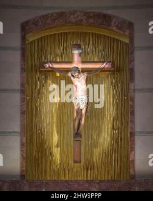 Kruzifix über dem Altar der Co-Cathedral of the Sacred Heart am 1111 St. Joseph Pkwy in Houston, Texas Stockfoto