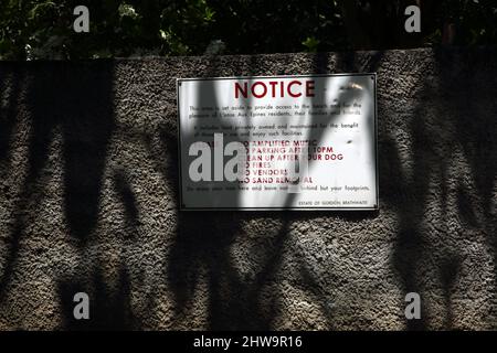 L'anse Aux Epines Grenada Pfarrei Saint George eine hauptsächlich Wohngemeinde, als südlichste Spitze von Grenada, bildet sie einen Teil der Grenze, die das karibische Meer vom Atlantischen Ozean trennt - Bekanntmachung, die laute Musik, Verkäufer, Sandentfernung, Feuer und Parken nach 10 verbietet Stockfoto