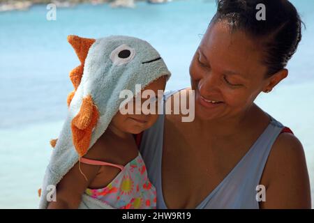 Prickly Bay Grenada L'anse Aux Epines Beach Familienporträt von Mutter und Tochter Stockfoto