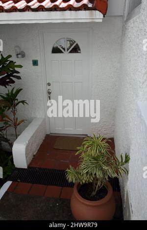 Grand Anse Beach Grenada Mount Cinnamon Hotel Topfpflanzen in Doorway zur Villa Stockfoto