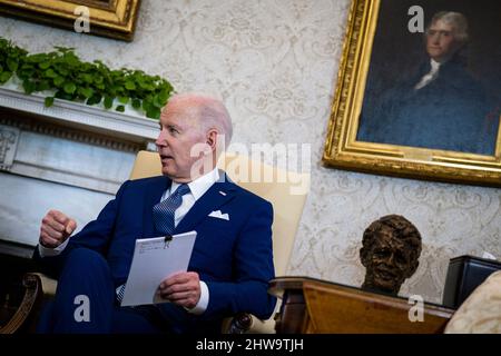 Präsident Joe Biden nimmt an einem bilateralen Treffen mit seiner Exzellenz Sauli Niinistö, dem Präsidenten der Republik Finnland, Teil und setzt ihre Gespräche über die Intensivierung der bilateralen Beziehungen im Oval Office im Weißen Haus in Washington, DC, am Freitag, dem 4. März 2022 fort. Quelle: Pete Marovich/Pool via CNP/MediaPunch Stockfoto