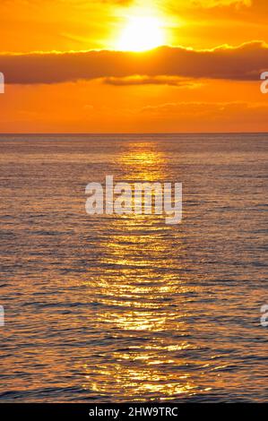 Sonnenuntergang über Meer, MS Eurodam Cruise Ship, Nordsee, Nordeuropa Stockfoto