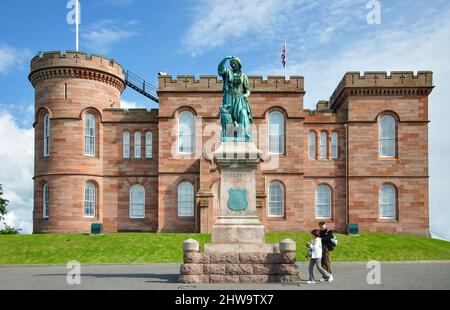 Inverness Castle und Flora Macdonald Statue, Castle Hill, Inverness, Highland, Schottland, Vereinigtes Königreich Stockfoto