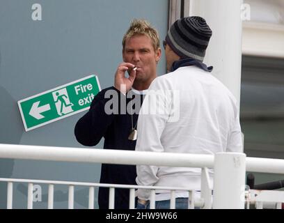 Der ehemalige hampshire-Spieler Shane Warne trifft sich mit Spielern beim Besuch des Rose Bowl während des Lancashire LV County Championship-Spiels mit Hampshire am 12 2008. Juli beim Rose Bowl. Stockfoto