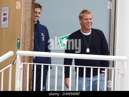 Der ehemalige Hampshire-Spieler Shane Warne trifft sich mit Spielern beim Besuch des Rose Bowl während des Lancashire LV County Championship-Spiels mit Hampshire am 12 2008. Juli beim Rose Bowl. Stockfoto