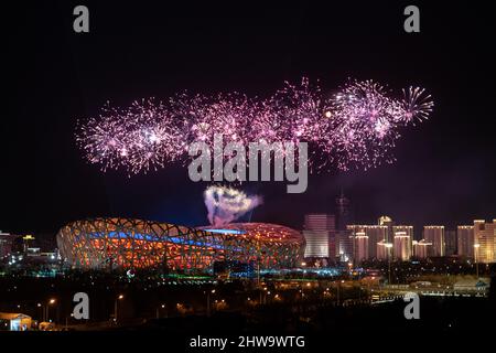 PEKING, CHINA - 4. MÄRZ 2022 - während der Eröffnungszeremonie der Paralympischen Winterspiele 2022 in Peking, Hauptstadt von China, Marc, werden Feuerwerke gesehen Stockfoto