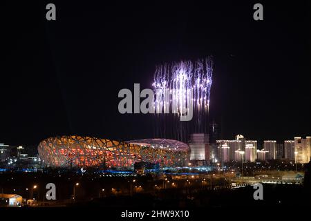 PEKING, CHINA - 4. MÄRZ 2022 - während der Eröffnungszeremonie der Paralympischen Winterspiele 2022 in Peking, Hauptstadt von China, Marc, werden Feuerwerke gesehen Stockfoto