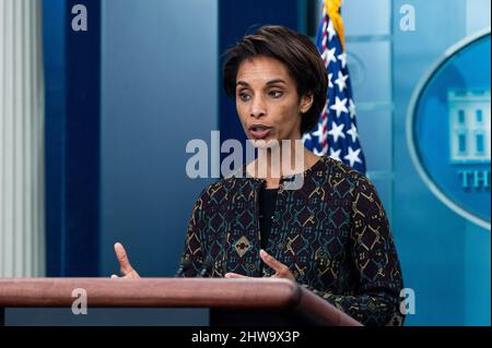 Washington, Usa. 04. März 2022. 4. März 2022 - Washington, DC, USA: Cecilia Rouse, Vorsitzende des Wirtschaftsberaterrates, spricht bei einer Pressekonferenz im Pressesprecheraum des Weißen Hauses. (Foto: Michael Brochstein/Sipa USA) Quelle: SIPA USA/Alamy Live News Stockfoto