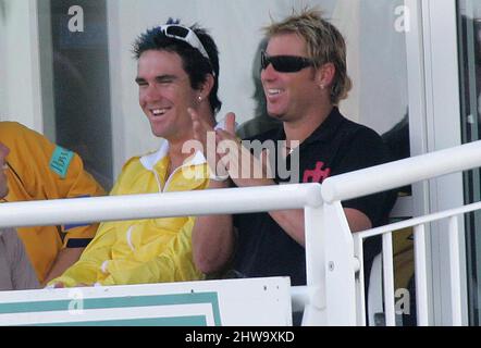 Kevin Pietersen und Shane Warne teilen einen Witz, während sie das Halbfinale zwischen Hampshire und Yorkshire beim Rose Bowl am 22/08/2005 beobachten Stockfoto