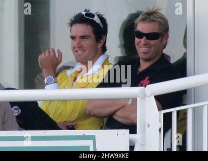 Kevin Pietersen und Shane Warne teilen einen Witz, während sie das Halbfinale zwischen Hampshire und Yorkshire beim Rose Bowl am 22/08/2005 beobachten Stockfoto