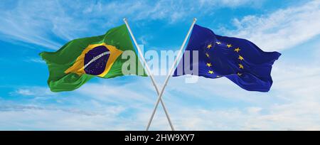 Gekreuzte Nationalflaggen Brasiliens und die Flagge der Europäischen Union, die bei bewölktem Himmel im Wind wehte. Symbolisiert Beziehung, Dialog, Reisen zwischen t Stockfoto
