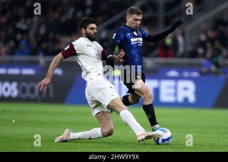 Mailand, Italien. 04. März 2022. Federico Fazio von US Salernitana und Nicolo Barella vom FC Internazionale kämpfen während der Serie A im Stadio Giuseppe Meazza am 4. März 2022 in Mailand, Italien, um den Ball. Quelle: Marco Canoniero/Alamy Live News Stockfoto