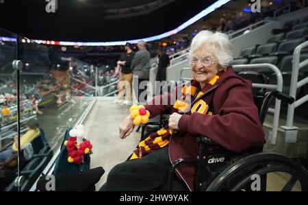 St. Louis, USA. 04. März 2022. Schwester Jean, die 102-jährige Kaplan der Loyola Ramblers Männer-Basketballmannschaft der Loyola University, zeigt ihre gelben und roten Ballons vor dem Start des Missouri Valley Conference Basketball Tournaments gegen die Bradley Braves im Enterprise Center in St. Louis am Freitag, den 4. März 2022. Foto von Bill Greenblatt/UPI Credit: UPI/Alamy Live News Stockfoto