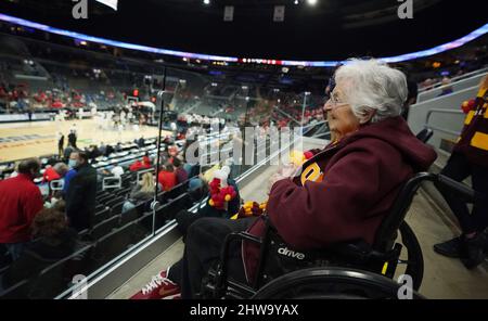St. Louis, USA. 04. März 2022. Schwester Jean, die 102-jährige Kaplan des Loyola Ramblers Männer-Basketballteams der Loyola University, beobachtet am Freitag, den 4. März 2022, das Missouri Valley Conference Basketball Turnier gegen die Bradley Braves im Enterprise Center in St. Louis. Foto von Bill Greenblatt/UPI Credit: UPI/Alamy Live News Stockfoto