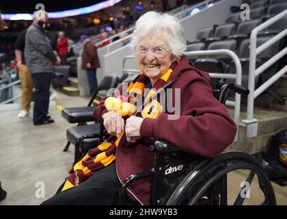 St. Louis, USA. 04. März 2022. Schwester Jean, die 102-jährige Seelsorgerin des Loyola Ramblers Männer-Basketballteams der Loyola University, wartet am Freitag, den 4. März 2022, auf den Start des Missouri Valley Conference Basketball Tournaments gegen die Bradley Braves im Enterprise Center in St. Louis. Foto von Bill Greenblatt/UPI Credit: UPI/Alamy Live News Stockfoto