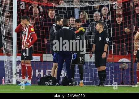 Sheffield, Großbritannien. 04. März 2022. Wes Foderingham #18 aus Sheffield United wird am 3/4/2022 in Sheffield, Großbritannien, behandelt. (Foto von Mark Cosgrove/News Images/Sipa USA) Quelle: SIPA USA/Alamy Live News Stockfoto