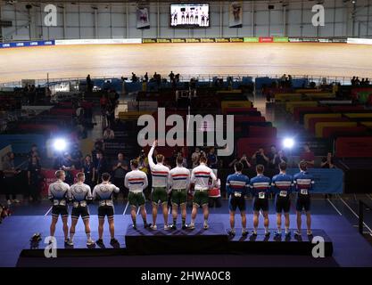 Gesamtansicht der Medaillenübergabe für den Team Sprint mit Team Inspired beim Sammeln der Goldmedaille am zweiten Tag der HSBC UK National Track Championships im Geraint Thomas National Velodrome, Newport. Stockfoto