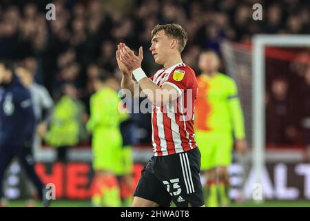 Sheffield, Großbritannien. 04. März 2022. Kacper ?opata #35 von Sheffield United applaudiert den Fans in Sheffield, Großbritannien am 3/4/2022. (Foto von Mark Cosgrove/News Images/Sipa USA) Quelle: SIPA USA/Alamy Live News Stockfoto