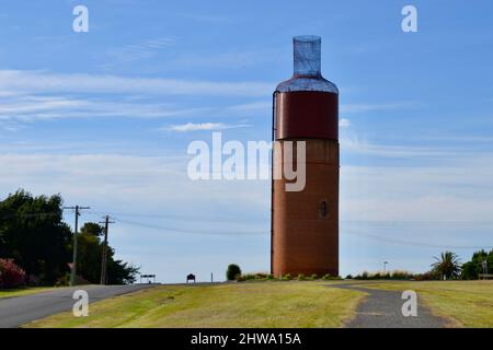 Der Wasserturm, der in eine große Weinflasche verwandelt wurde, ist eines der großen Dinge Australiens und ein Touristenort in der berühmten Weinregion Rutherglen in Victoria Stockfoto