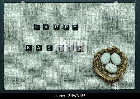 Frohe osterwünsche mit Nest und Eiern Stockfoto