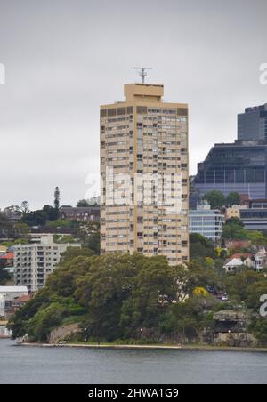 Die umstrittene und trennende Architektur von Harry Seidlers Apartmentgebäude im Blues Point Tower in North Sydney liegt direkt am Hafen Stockfoto