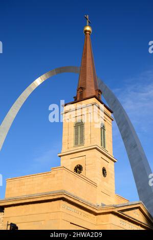 Der Gateway Arch überragt die Basilika St. Louis Stockfoto