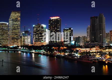 Ein Boot fährt auf dem Intercostal Waterway vor der Skyline von Miami Stockfoto