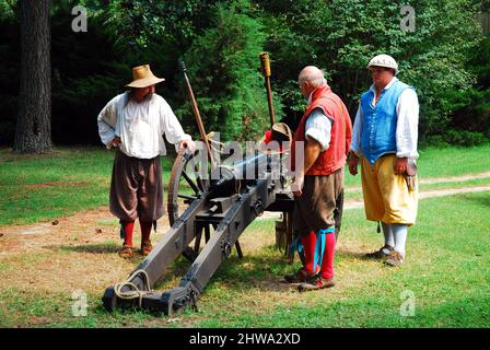 Reenactors demonstrieren den Abschuss einer kolonialen Kanone in Jamestown, Virginia Stockfoto