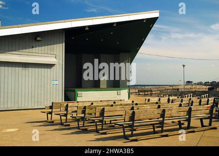 Ein Pavillon der darstellenden Künste auf der Promenade von Hampton Beach, New Hampshire Stockfoto