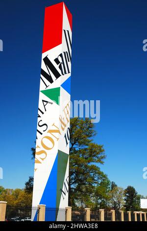 Eine Säule außerhalb des Hauptsitzes von Phillip Morris zeigt ihre Zigarettenmarken Stockfoto