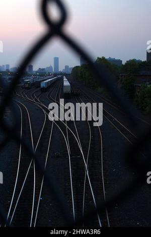 Ein Kettengliederzaun schützt die Bahnhöfe in Allerton, Massachusetts Stockfoto