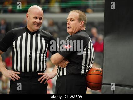 St. Louis, USA. 04. März 2022. Der offizielle Kip Kissinger spricht mit seinem Amtskollegen Gerry Pollard, während Pollard während einer Auszeit beim Basketballspiel Bradley-Loyola beim Missouri Valley Conference Basketball Tournament im Enterprise Center in St. Louis am Freitag, den 4. März 2022, einen Basketball als Kissen verwendet. Foto von Bill Greenblatt/UPI Credit: UPI/Alamy Live News Stockfoto