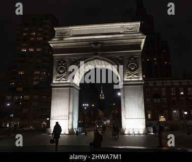 Washington Square Arch bei Nacht im Winter, Manhattan, New York Stockfoto
