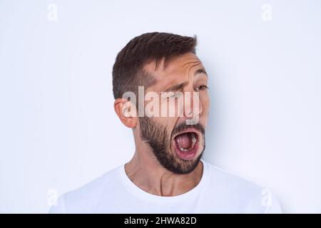 Junger Mann, der an Tourette-Syndrom oder TS leidet. Gesichtsnervenerkrankungen Stockfoto