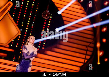 Köln, Deutschland. 04. März 2022. Cheyenne Ochsenknecht, Influencerin, tanzt in der RTL-Tanzshow „Let's Dance“ im Coloneum. Quelle: Rolf Vennenbernd/dpa/Alamy Live News Stockfoto