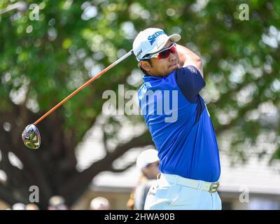 Orlando, FL, USA. 4. März 2022. Hideki Matsuyama aus Japan auf dem 1. Abschlag während der 2. Runde Golf Aktion des Arnold Palmer Invitational präsentiert von Mastercard im Arnold Palmer's Bay Hill Club & Lodge in Orlando, FL. Romeo T Guzman/CSM/Alamy Live News Stockfoto