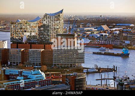 Blick von der Kirche St. Michaelis, genannt Hamburger Michel auf die Elbphilharmonie, Deutschland, Hamburg Stockfoto