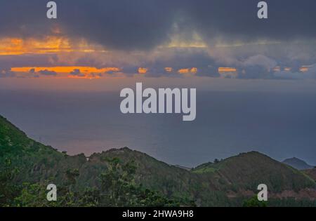 Sonnenuntergang mit bewölktem Himmel, Kanarische Inseln, La Gomera Stockfoto