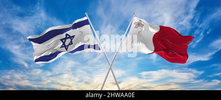 Gekreuzt Nationalflaggen von Israel und Malta Flagge winken im Wind bei bewölktem Himmel. Symbolisiert Beziehung, Dialog, Reisen zwischen zwei Ländern. Stockfoto