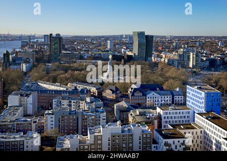 Blick von der Kirche St. Michaelis, genannt Hamburger Michel in Richtung St. Pauli und die Tanzenden Türme, Deutschland, Hamburg Stockfoto