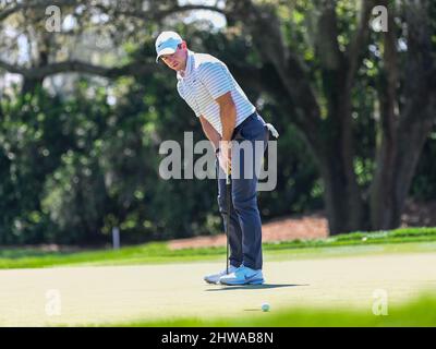 Orlando, FL, USA. 4. März 2022. Rory McIlroy aus Nordirland, nachdem er während der 2. Runden Golf-Aktion des Arnold Palmer Invitational, präsentiert von Mastercard, einen Par Putt auf dem 1. Green verpasst hatte, der im Arnold Palmer's Bay Hill Club & Lodge in Orlando, FL, stattfand. Romeo T Guzman/CSM/Alamy Live News Stockfoto