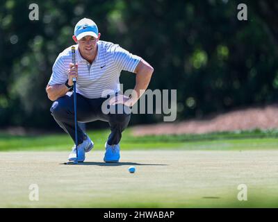 Orlando, FL, USA. 4. März 2022. Rory McIlroy aus Nordirland legt einen Putt auf dem 1. Green während der 2.-Runden-Golfaktion des Arnold Palmer Invitational an, das von Mastercard präsentiert wurde und im Arnold Palmer's Bay Hill Club & Lodge in Orlando, FL, stattfand. Romeo T Guzman/CSM/Alamy Live News Stockfoto