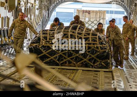 Flugplatz der Pope Army, USA. 10.. Februar 2022. US Air Force Airmen des 43. Air Mobility Squadron und 43. Operations Squadron laden Fracht auf eine C-17, die auf dem Pope Army Airfield, North Carolina, am 10. Februar 2022 nach Polen abfliegt. Die Vereinigten Staaten bekräftigen ihr unerschütterliches Bekenntnis zur Souveränität und territorialen Integrität der Ukraine zur Unterstützung einer sicheren und wohlhabenden Ukraine. Quelle: U.S. Air Force/ZUMA Press Wire Service/ZUMAPRESS.com/Alamy Live News Stockfoto