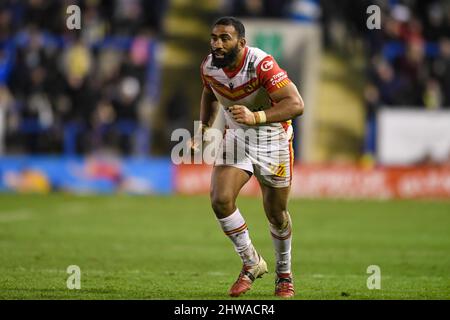 Warrington, Großbritannien. 04. März 2022. Warrington, Großbritannien. 04. März 2022. Samisoni Langi #3 von Catalans Dragons in Aktion während des Spiels in Warrington, Großbritannien am 3/4/2022. (Foto von SW Photo via/News Images/Sipa USA) Credit: SIPA USA/Alamy Live News Credit: SIPA USA/Alamy Live News Stockfoto