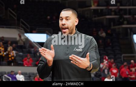 St. Louis, USA. 04. März 2022. Loyola-Cheftrainer Drew Valentine gibt seinem Team in der ersten Hälfte gegen die Bradley University beim Missouri Valley Conference Basketball Tournament im Enterprise Center in St. Louis am Freitag, den 4. März 2022, die Richtung. Foto von Bill Greenblatt/UPI Credit: UPI/Alamy Live News Stockfoto