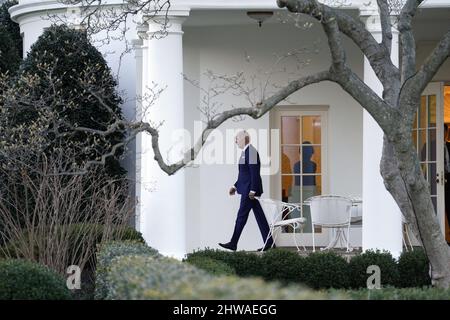 Washington, Usa. 04. März 2022. US-Präsident Joe Biden geht vor seinem Abflug zum Wochenende in Delaware am 4. März 2022 vom Oval Office des Weißen Hauses in Washington aus. Foto von Yuri Gripas/UPI Credit: UPI/Alamy Live News Stockfoto