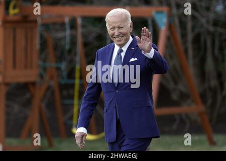 Washington, Usa. 04. März 2022. US-Präsident Joe Biden winkt den Medien auf dem South Lawn des Weißen Hauses in Washington vor seiner Abreise zum Wochenende in Delaware am 4. März 2022 zu. Foto von Yuri Gripas/UPI Credit: UPI/Alamy Live News Stockfoto