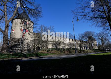 Köln, Deutschland 03. März 2022: Ein erhaltener Teil der mittelalterlichen Stadtmauer aus dem 12.. Jahrhundert in köln Stockfoto