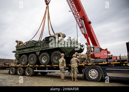 Novo Selo Training Area, Bulgarien. 23.. Februar 2022. Soldaten der US-Armee mit Adlertruppe, 2. Geschwader, 2. Kavallerieregiment, sichern die Haken an einem Stryker im Novo Selo Training Area, Bulgarien, 23. Februar 2022. Das Kavallerieregiment 2. ist Teil unserer erweiterten bilateralen Ausbildung mit unseren bulgarischen Alliierten und zeigt unser Engagement für unsere NATO-Alliierten und Partner. Kredit: U.S. Army/ZUMA Press Wire Service/ZUMAPRESS.com/Alamy Live Nachrichten Stockfoto